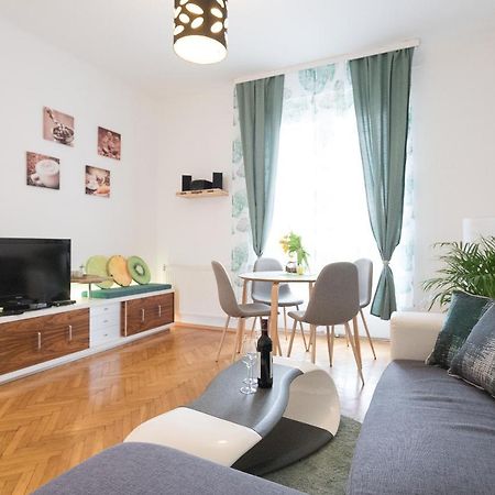 French Balcony - 45M² - Szeneviertel Lägenhet Wien Exteriör bild