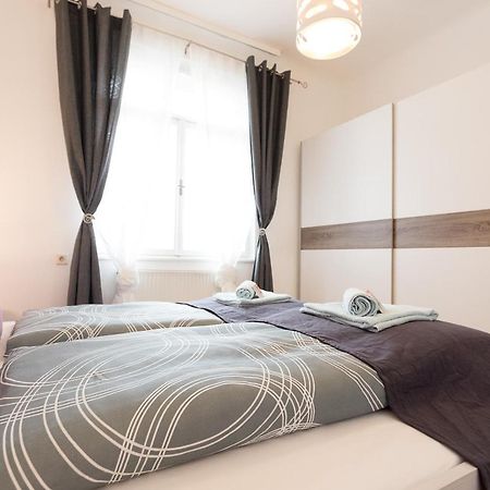 French Balcony - 45M² - Szeneviertel Lägenhet Wien Exteriör bild