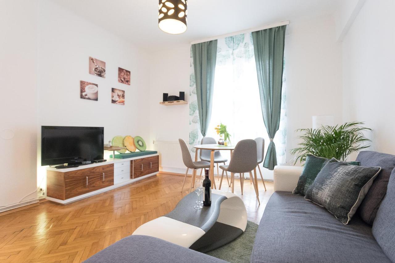 French Balcony - 45M² - Szeneviertel Lägenhet Wien Exteriör bild