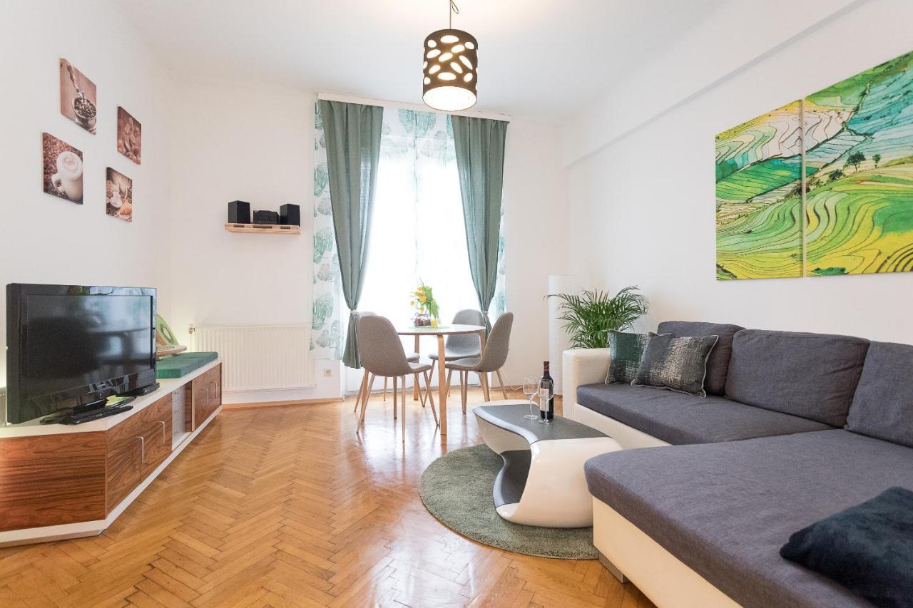 French Balcony - 45M² - Szeneviertel Lägenhet Wien Exteriör bild