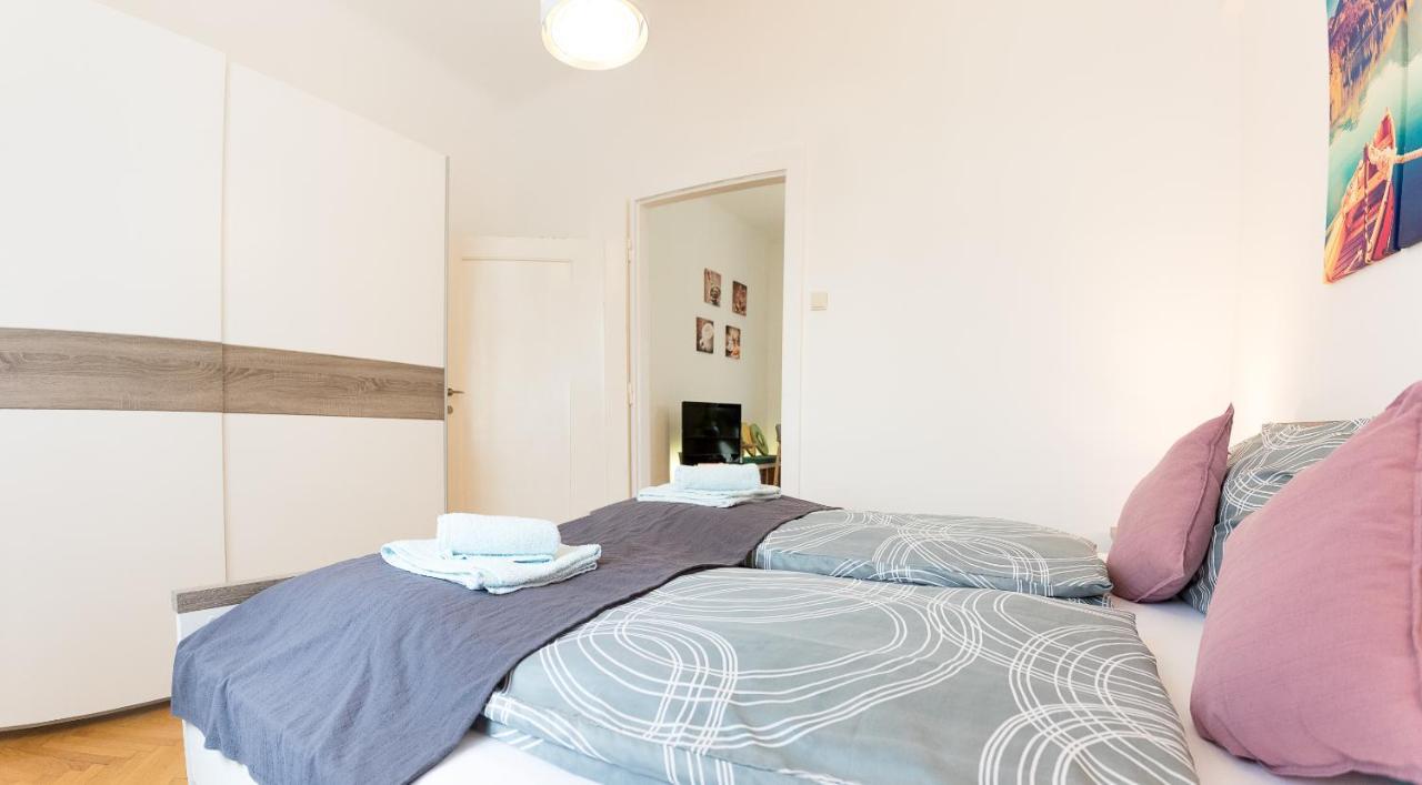 French Balcony - 45M² - Szeneviertel Lägenhet Wien Exteriör bild