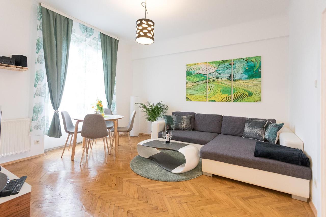 French Balcony - 45M² - Szeneviertel Lägenhet Wien Exteriör bild