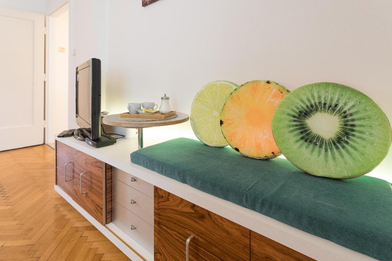 French Balcony - 45M² - Szeneviertel Lägenhet Wien Exteriör bild